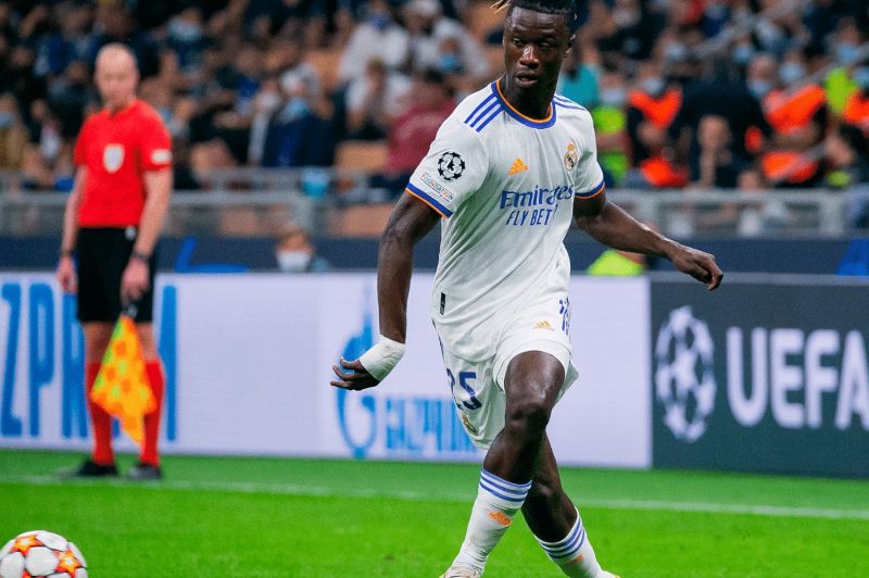 Anh nổi bật với lối chơi toàn diện, kỹ thuật khéo léo và khả năng tranh chấp ấn tượng