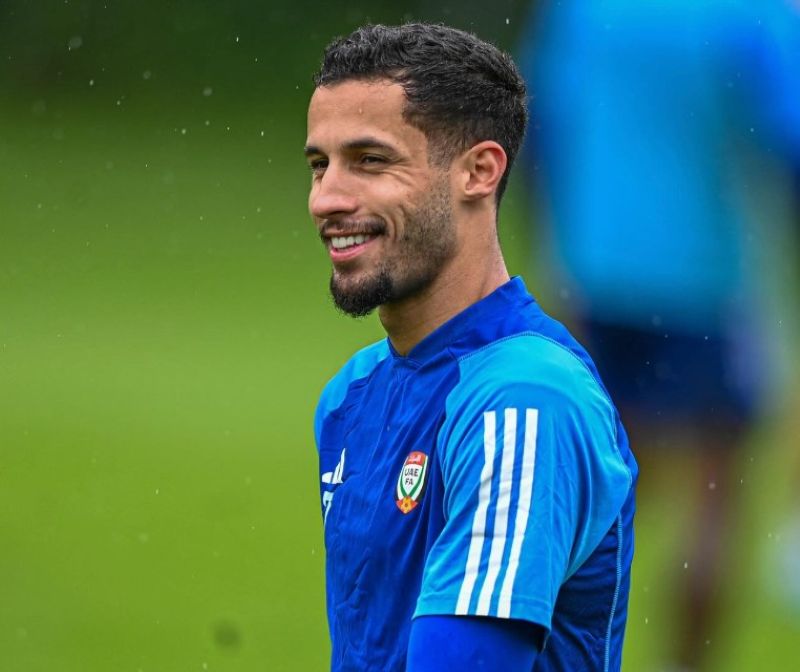 Anh nổi bật với tốc độ bứt phá, kỹ thuật rê bóng khéo léo và khả năng dứt điểm đa dạng