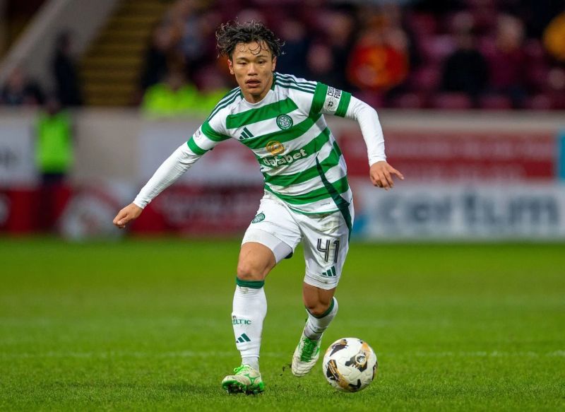 Anh sinh năm 1997, trưởng thành từ hệ thống bóng đá học đường và nhanh chóng tỏa sáng tại J-League