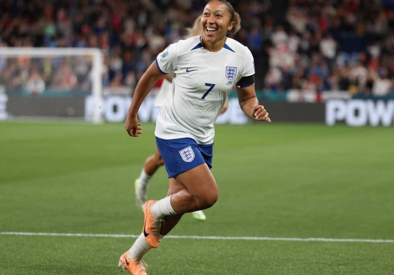 Cô từng cùng Chelsea Women giành nhiều danh hiệu lớn tại giải bóng đá nữ Anh