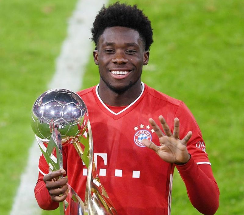 Davies vừa phòng ngự chắc chắn vừa hỗ trợ tấn công hiệu quả, trở thành hậu vệ toàn diện