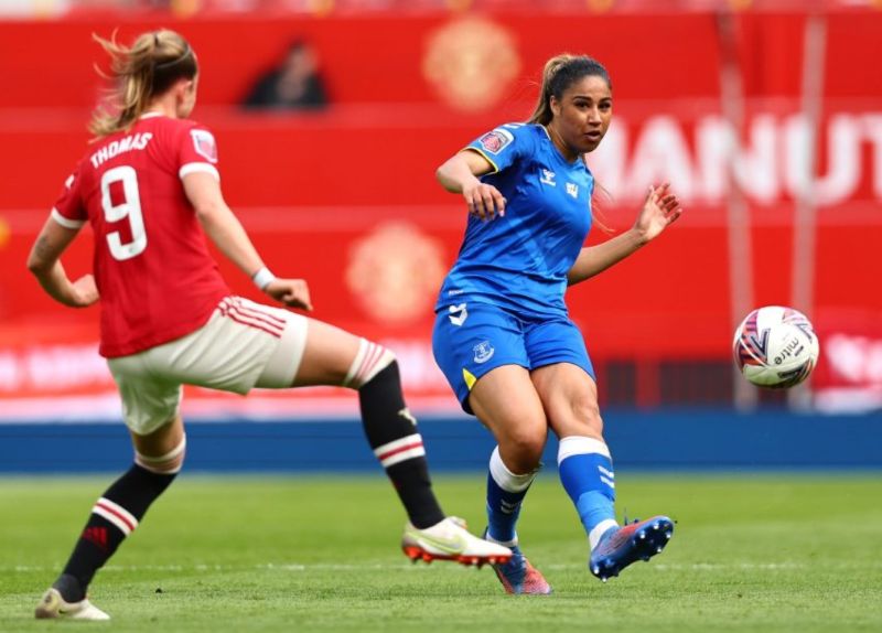 Gabrielle George còn góp mặt trong đội tuyển quốc gia Anh, đóng vai trò quan trọng ở hàng phòng ngự