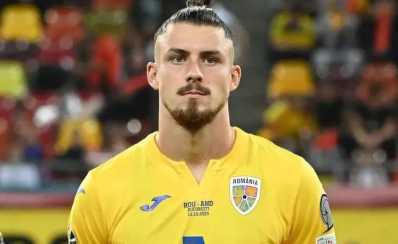 Anh được ngưỡng mộ bởi tinh thần chiến đấu bền bỉ và khả năng lãnh đạo vững vàng nơi hàng thủ