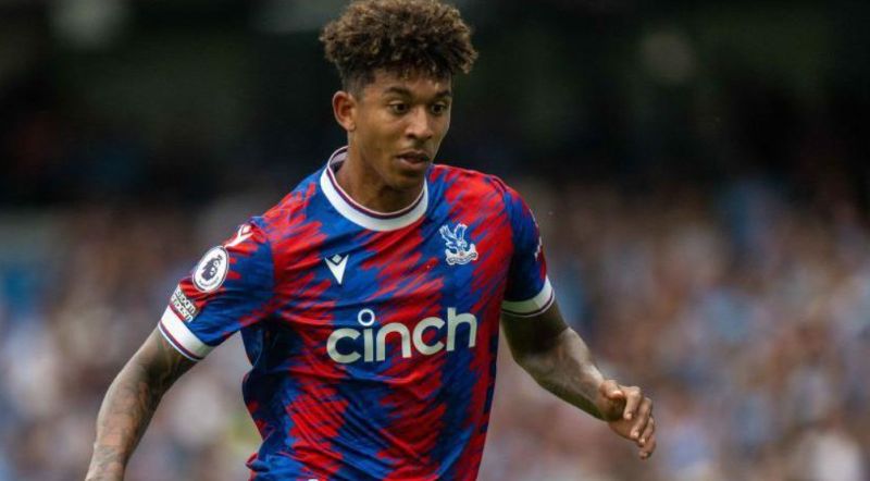 Chris Richards trở thành điểm tựa đáng tin cậy nơi hàng thủ